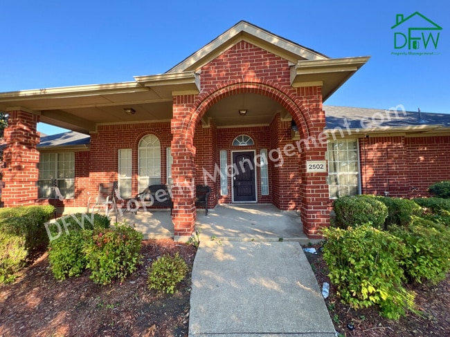 Building Photo - 2502 Chapel Hill Dr