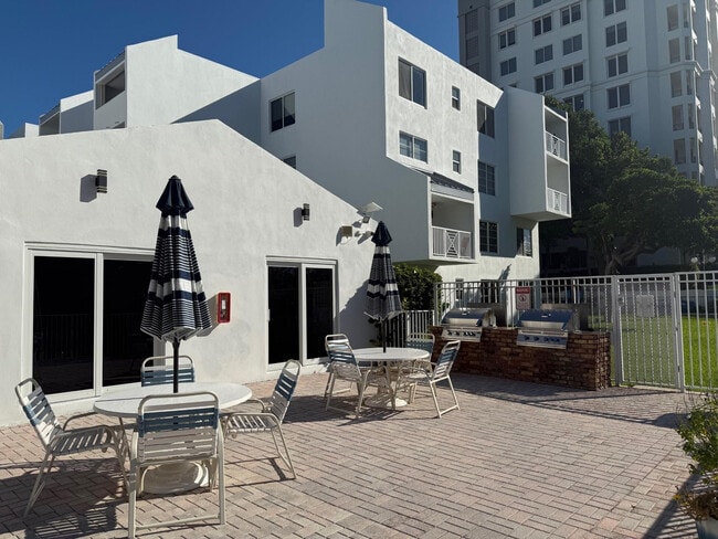 Building Photo - 2840 NE 14th Street Causeway