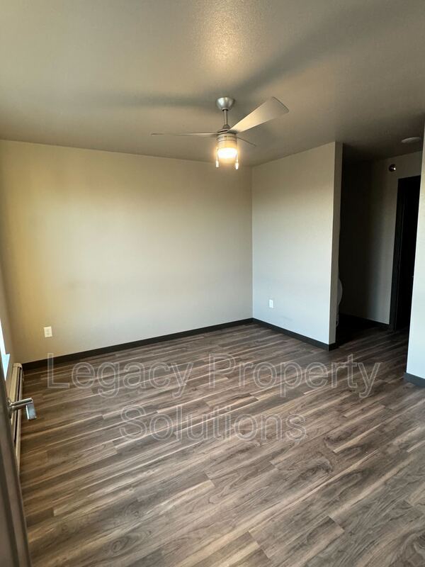 Building Photo - 226 E Greenfield Ln