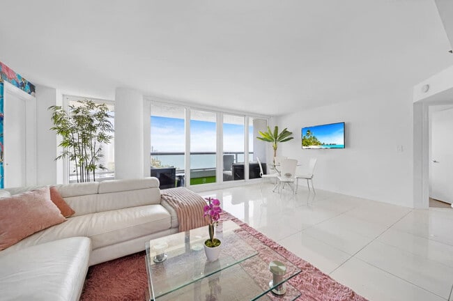 Building Photo - 1717 N Bayshore Dr