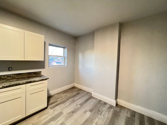 Building Photo - 346 Maple Ter