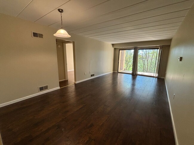 Building Photo - Swallow Hill Condo in Scott Township!