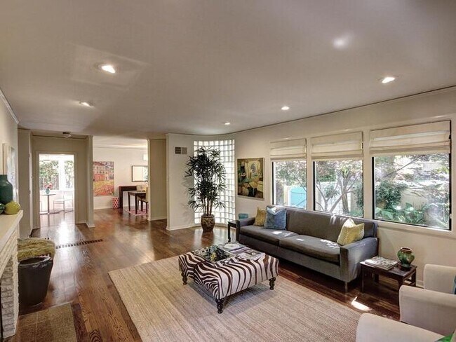 Building Photo - Beautiful Land Park home!