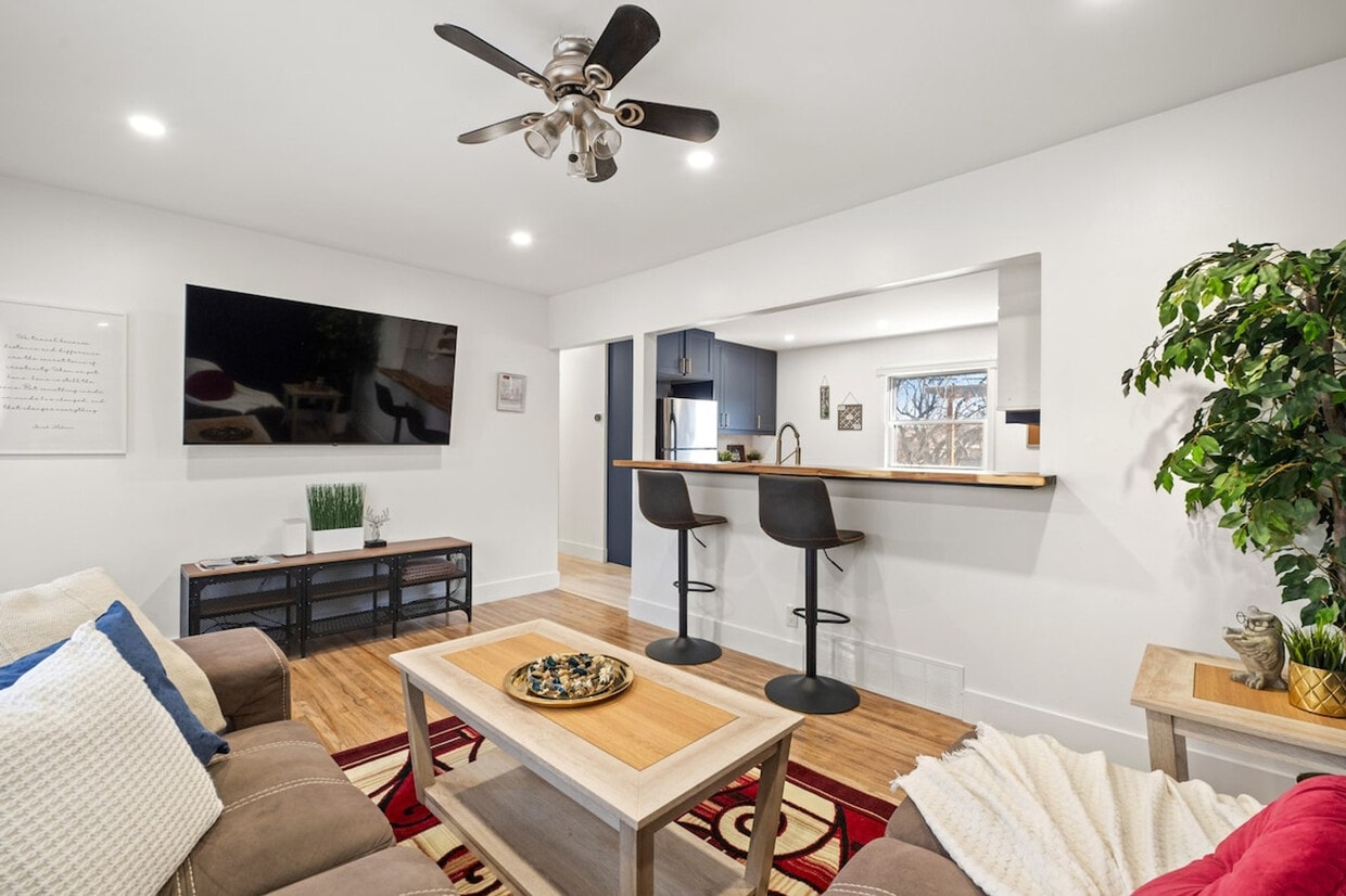 Photo principale - 7916-7936 36 Ave NW