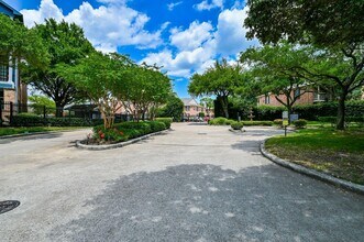 Building Photo - 2255 Braeswood Park Dr