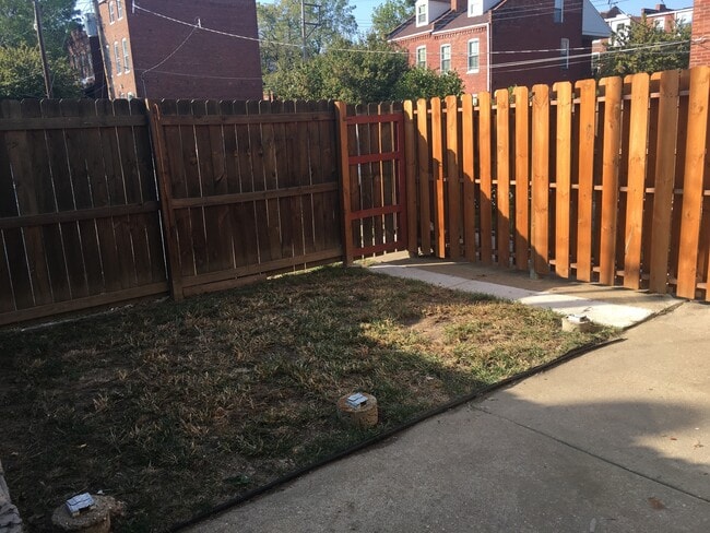 Building Photo - Wonderful 3BR/2BTH Soulard Townhouse