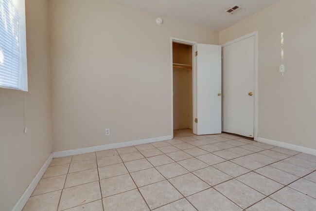 Building Photo - Spacious Single Story Home, Call and Sched...
