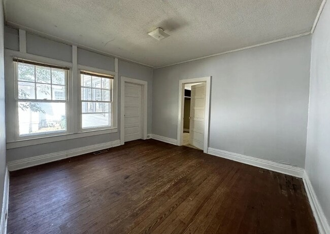 Building Photo - 2 bed 2 bath Home - Close to Downtown and ...
