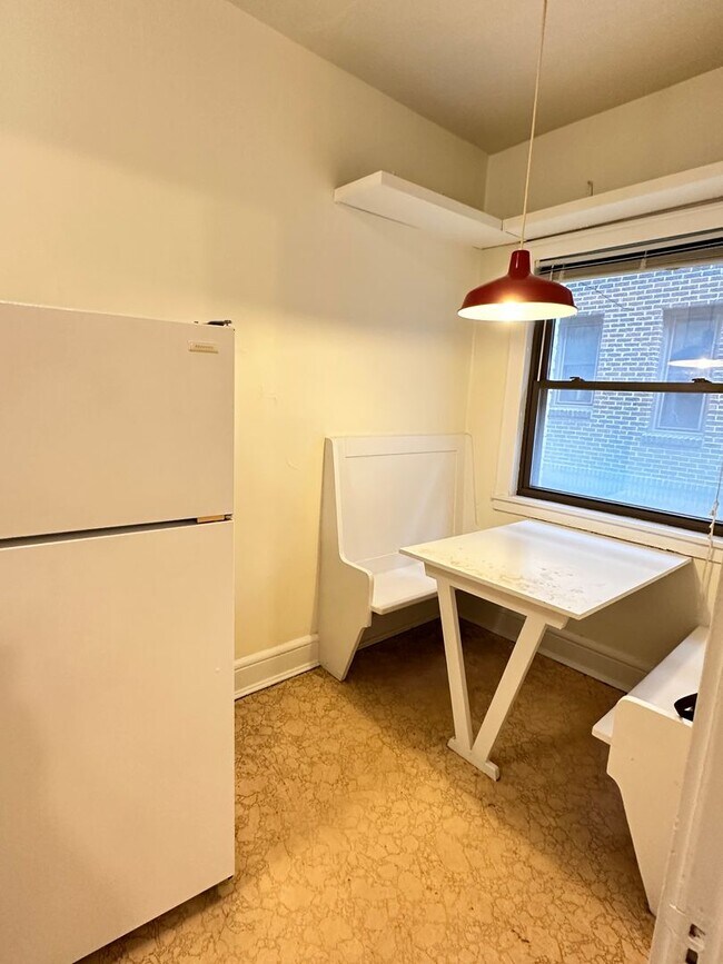 Foto del edificio - Studio Lakes Uptown Apartment, Blocks from...