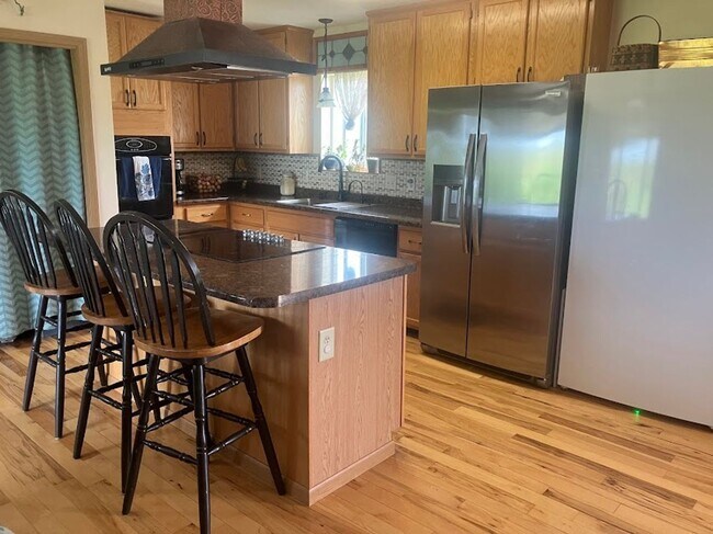 Foto del edificio - 3 BED | 2.5 BATH | HUGE DOUBLE GARAGE | FARMHOUSE | NEW UNDERWOOD