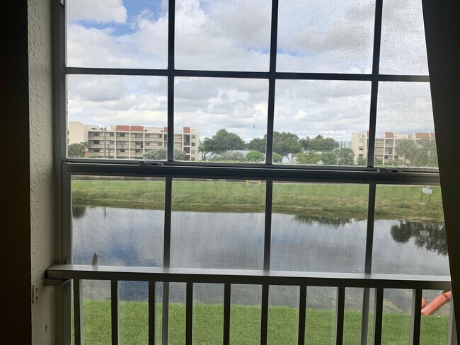 Foto del edificio - 2841 N Oakland Forest Dr