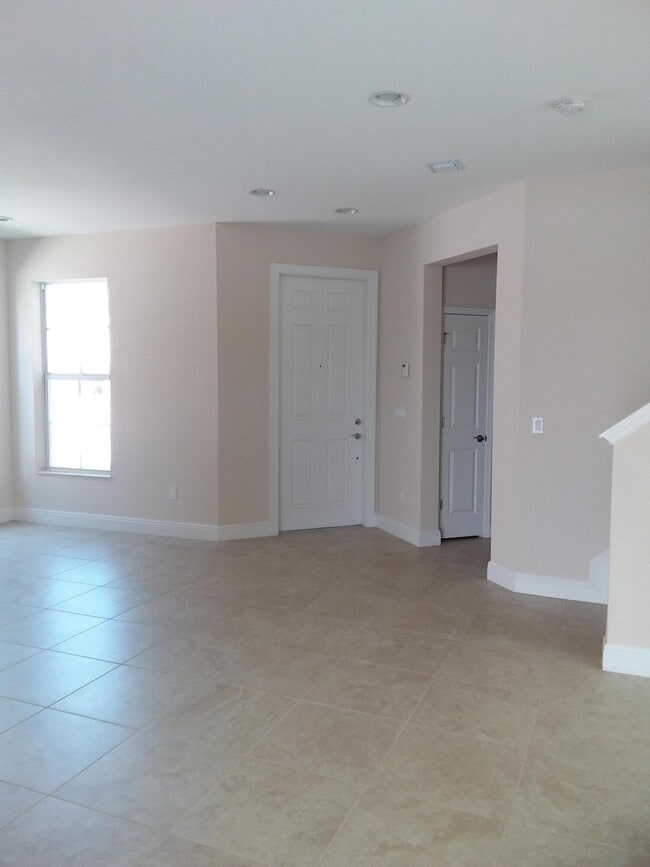 Building Photo - 1828 NW Cataluna Cir