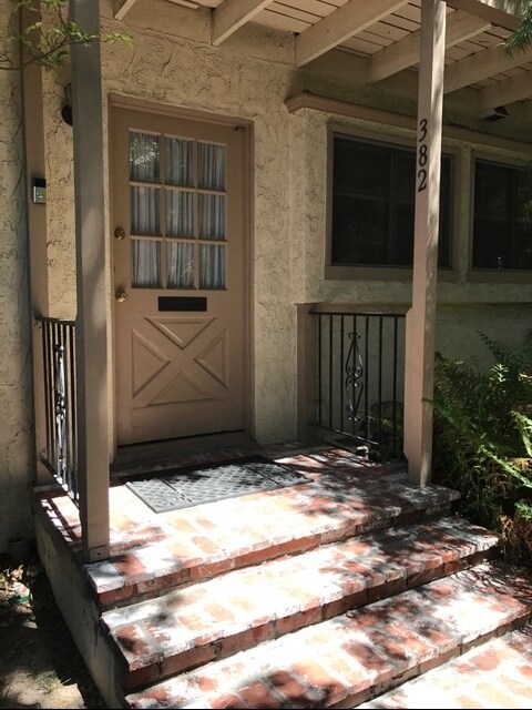 Foto del edificio - 376 N Hollywood Way