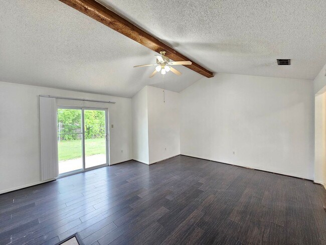 Foto del edificio - HUD / SECTION 8 ACCEPTED & NEW CARPET IN SPARE BEDROOMS!