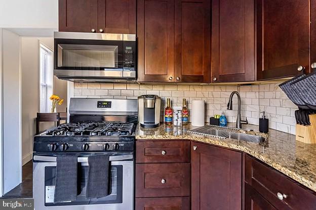 Foto del edificio - 6139 Larchwood Ave