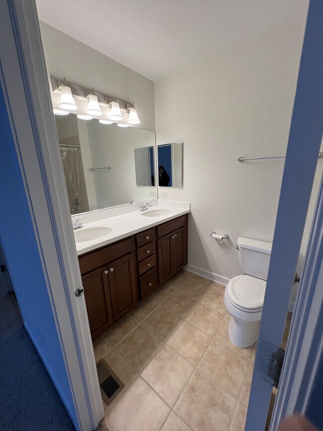 Foto del edificio - 18 Lakeview Pl