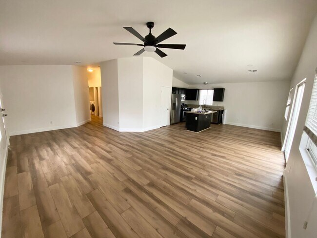 Foto del edificio - 3/BD 2/BA Charming Home in Spring Mountain...