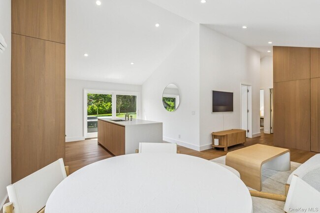 Building Photo - 96 Town Ln