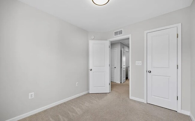 Building Photo - 633 Eking Green Dr
