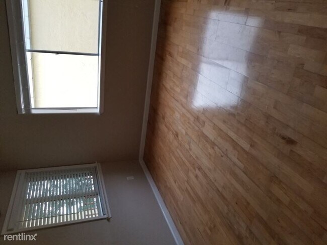 Building Photo - 209 Miracle Strip Pkwy SW