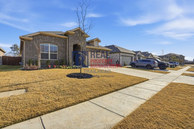 Building Photo - Spacious 4 Bedroom Home with Functional Layout