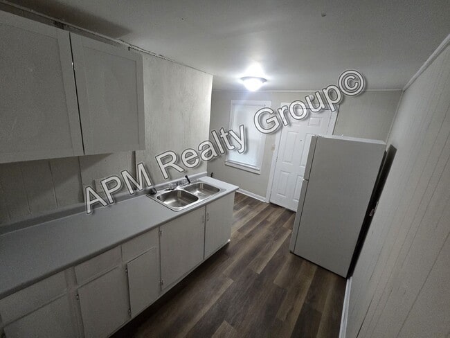 Building Photo - Renovated one bedroom duplex in Melrose He...