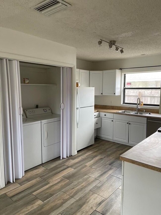 Building Photo - 43 SW 8th Ave