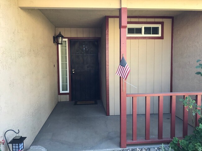 Building Photo - Single story near freeway access and major shopping!