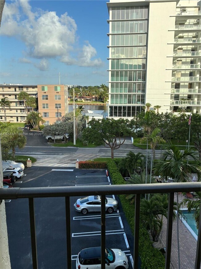 Building Photo - 400 N Riverside Dr