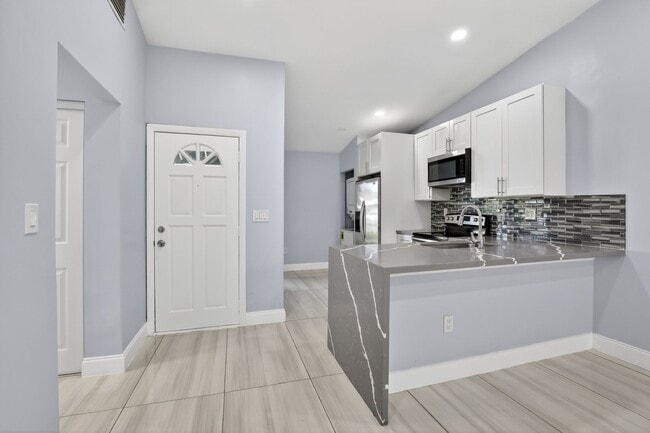 Building Photo - Corner Townehome 3Bed /2Bath