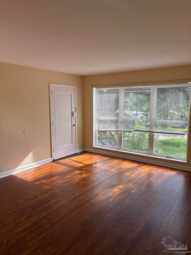 Foto del edificio - 5095 Crestwood Rd