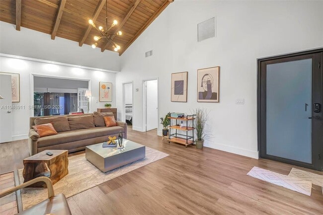 Foto del edificio - 870 NE 82nd St