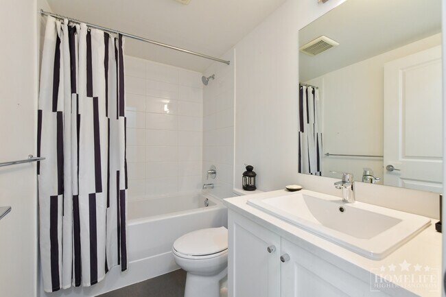 Photo du bâtiment - Spacious 4 Bedroom 4 Bathroom Townhome at King’s Landing with Double Garage Balcony and Yard Space