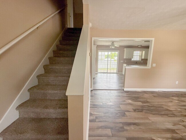 Foto del edificio - Pet-Friendly 3-Bedroom Home with Garage, Screened-In Porch & Spacious Bedrooms