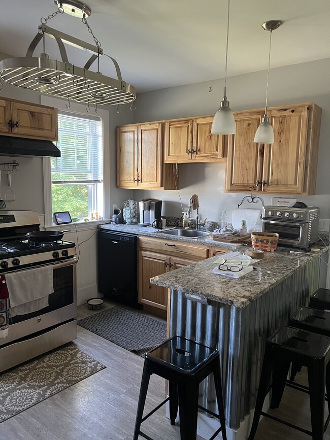 Updated kitchen and gas stove - 7 George St