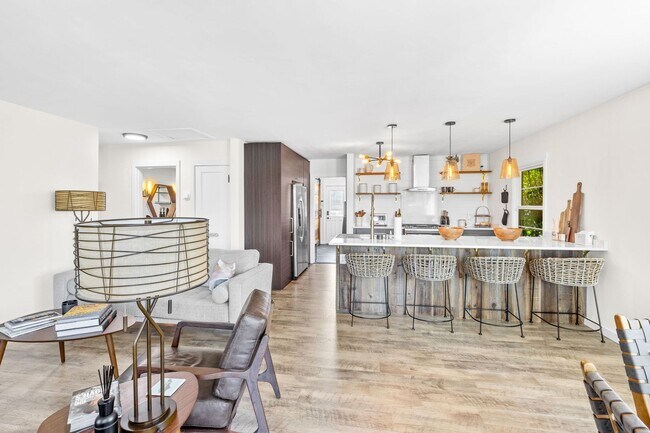 Foto del edificio - Fully Furnished 3-Bedroom, 1-Bath Modern B...