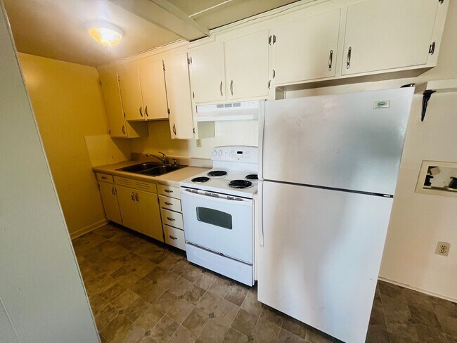 Building Photo - 1 Bedroom, 1 Bath Apartment