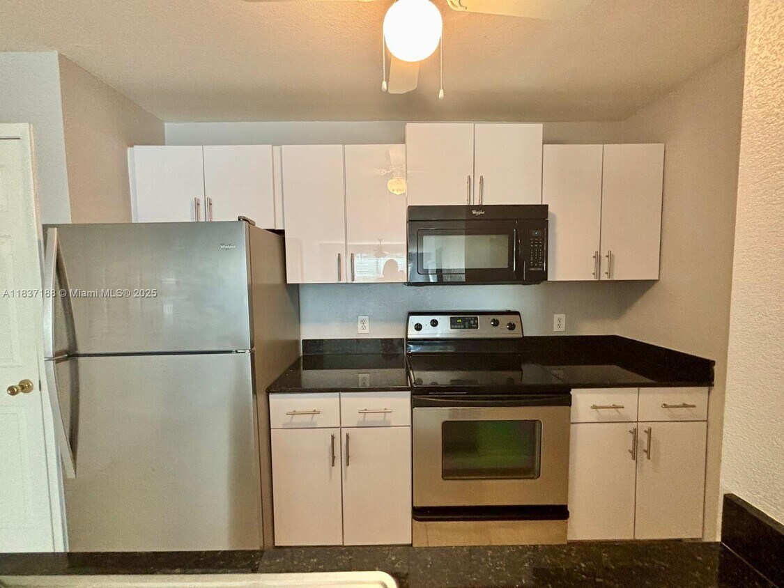 Foto principal - 1845 Palm Cove Blvd