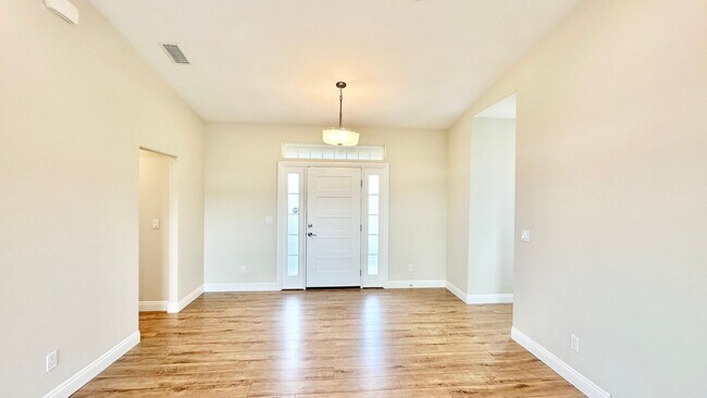 Building Photo - Beautiful Newer Single-Story Home, Fully F...