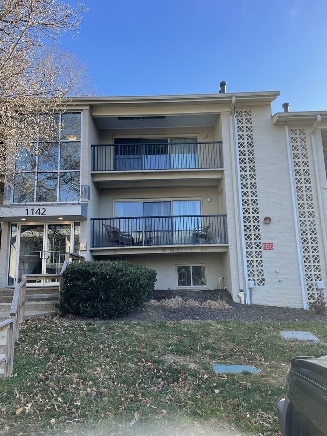 Building Photo - 1142 Cove Rd
