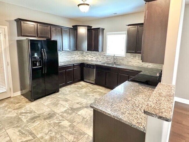 Building Photo - Now Leasing 4-bedroom 3 bath home with Bon...