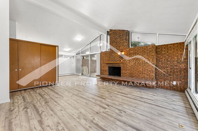 Building Photo - Charming Home with Washer/Dryer and Mounta...