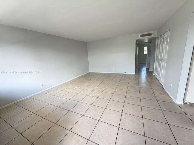 Building Photo - 2113 Davie Blvd