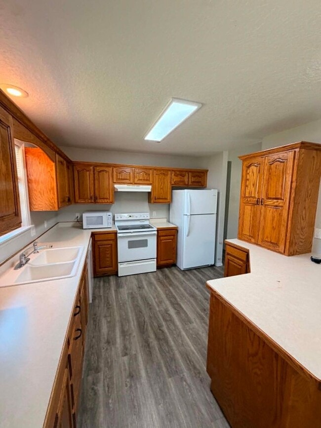 Building Photo - Nice 3 Bedroom 2 Bathroom Single Family Home in Joplin MO with Back Patio and two car garage!!!