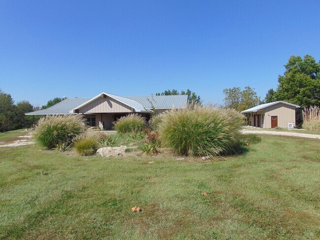 Building Photo - Majestic 3 Bed Mid MO Ranch!