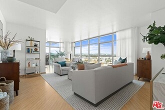 Building Photo - 13700 Marina Pointe Dr