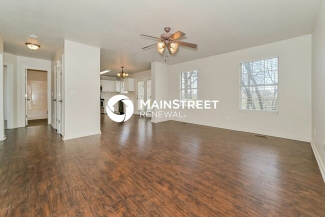 Photo - 3 Bedroom Pet-Friendly Home in KNOXVILLE, TN with Main Street Renewal