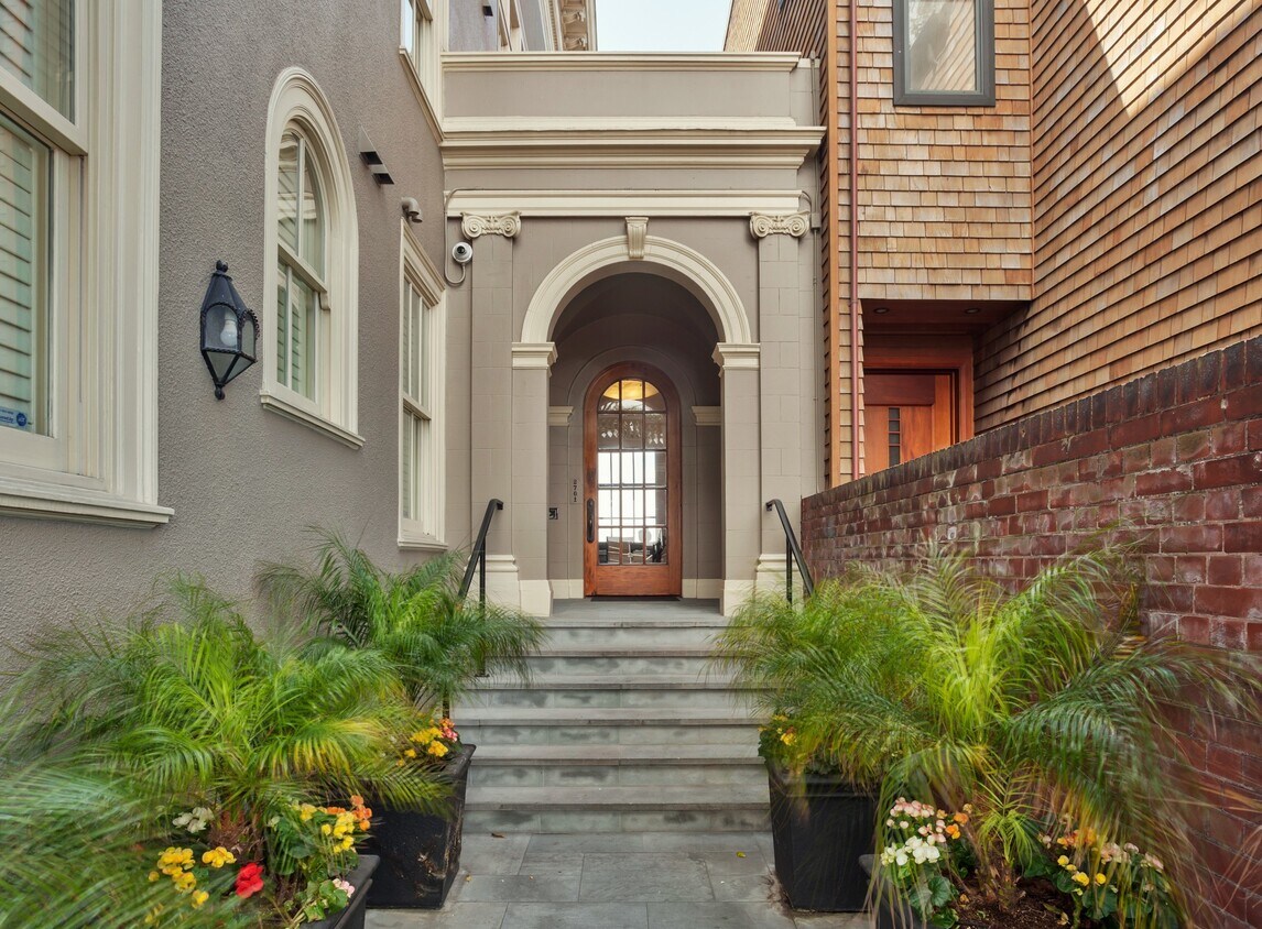 Primary Photo - 2701 Larkin St