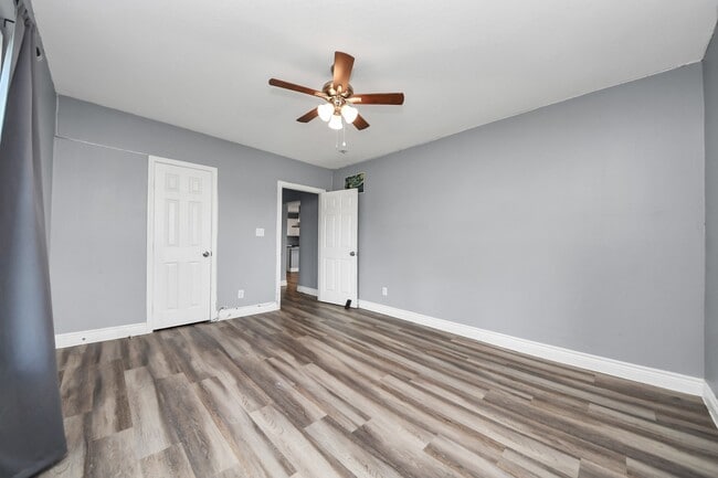 Building Photo - 221 3rd St N