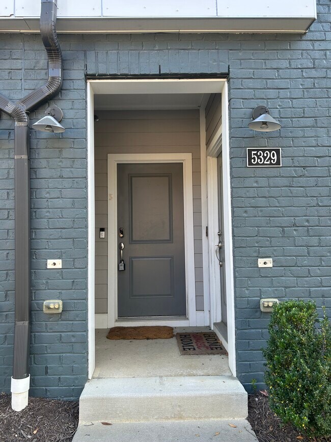 puerta principal - 5329 Old Main St